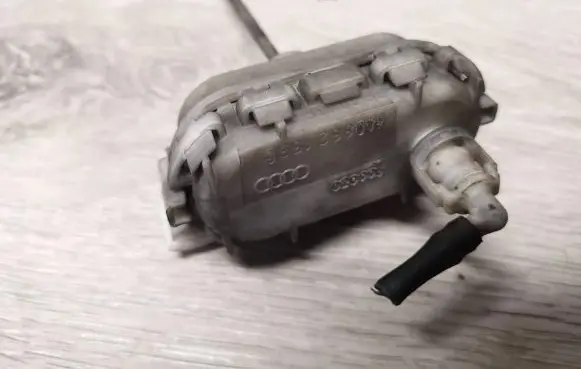 Audi A6 S6 C4 4A Central locking vacuum pump 4H0862153C 363909