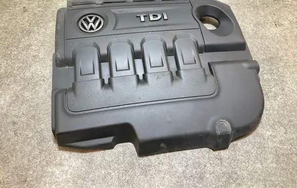Volkswagen Golf VII Engine cover (trim) 04L103925