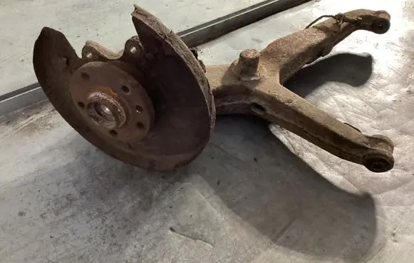 Rear wheel hub spindle/knuckle