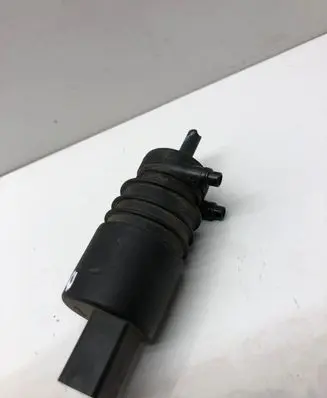 Volkswagen PASSAT B6 Windscreen/windshield washer pump