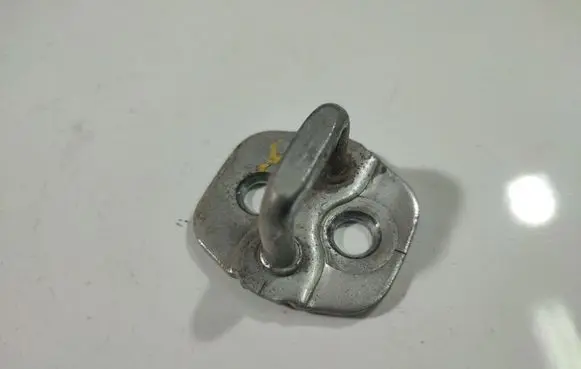 Volkswagen PASSAT B6 Front door lock loop/hook striker 