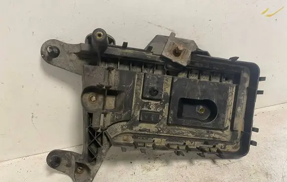Volkswagen Golf V Battery tray 1KM915333