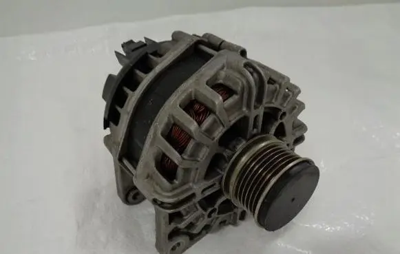Renault Captur Generator/alternator 231004402R