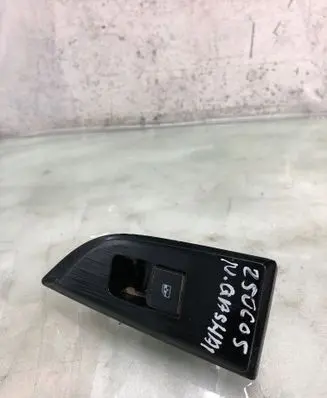 Nissan Qashqai J12 Electric window control switch 829616ua2a