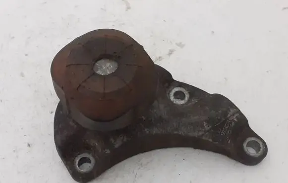 Engine mounting bracket