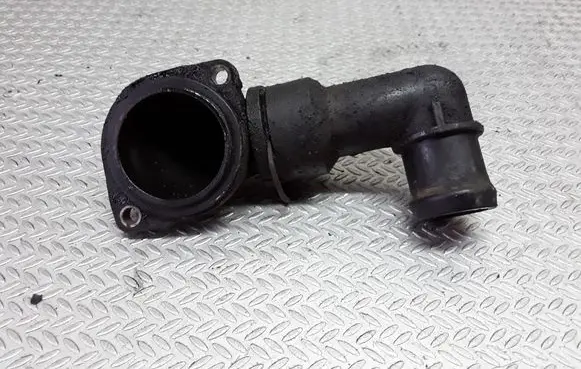 Volkswagen PASSAT B4 Engine coolant pipe/hose 037121121A