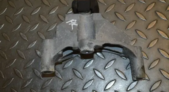 Nissan X-Trail T32 Engine mounting bracket