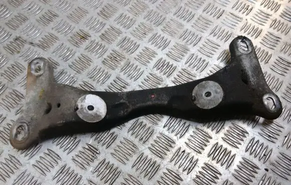 Gearbox mounting bracket