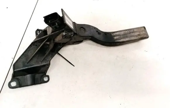 Accelerator throttle pedal