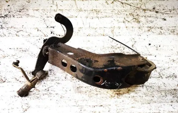 Peugeot 406 Engine mount bracket
