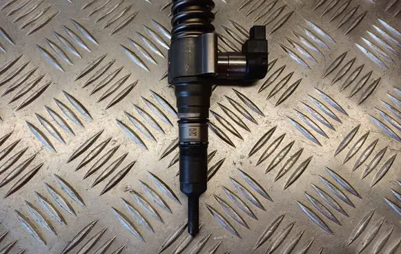 Volkswagen PASSAT B6 Fuel injector 03G130073S
