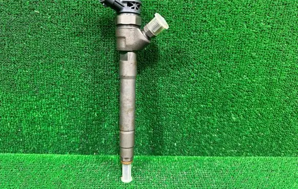 Opel Vivaro Fuel injector 445110546