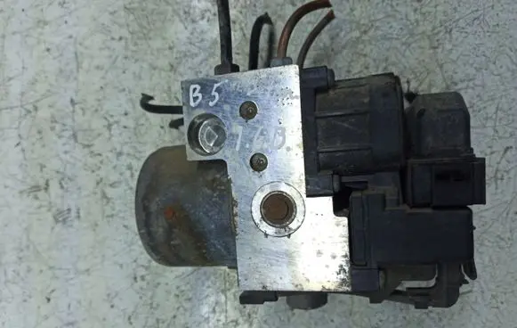 Volkswagen PASSAT B5 ABS Pump 8L0614111AB