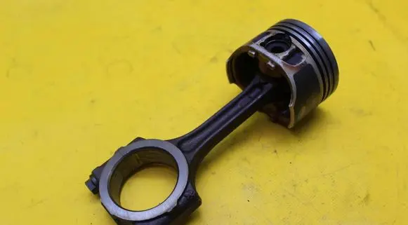 Renault Clio III Piston with connecting rod D4F