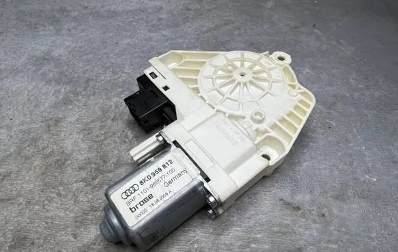 Audi A3 8Y Rear glass lock/latch X232 8K0959812