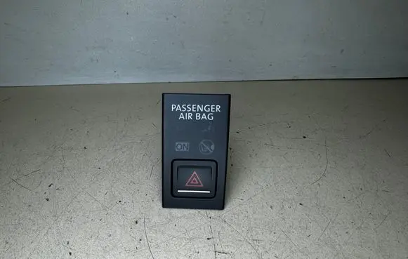 Volkswagen Jetta VI Hazard light switch 5C6919234B 090516