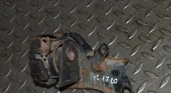 Engine mount bracket
