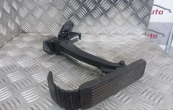Mercedes-Benz E W210 Accelerator throttle pedal 2203010001