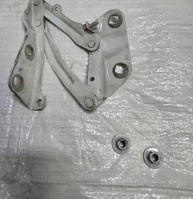 Engine bonnet/hood hinges