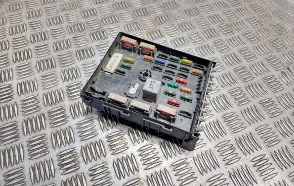 Volkswagen PASSAT B7 Fuse box set 3c0937125
