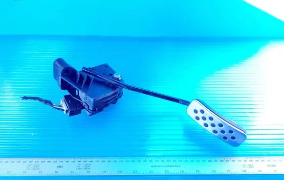 Opel Zafira B Accelerator throttle pedal 13125114 6PV008115025