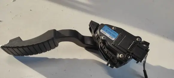 Renault Laguna II Accelerator throttle pedal 8200003392 6PV00811901