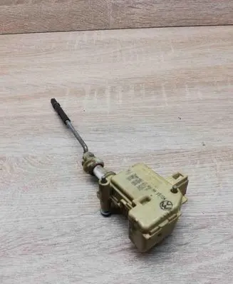 Volkswagen PASSAT B5 Fuel tank cap lock 3B0910773A