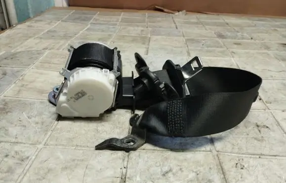 BMW 1 E81 E87 Front seatbelt 33059848C