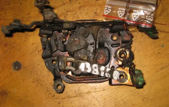 Nissan Prairie Front door lock
