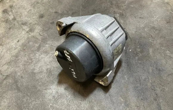 BMW 1 E82 E88 Engine mount bracket