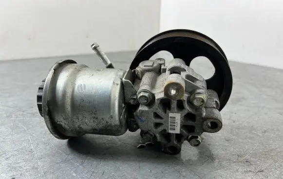 Toyota Avensis T250 Power steering pump 46B05203