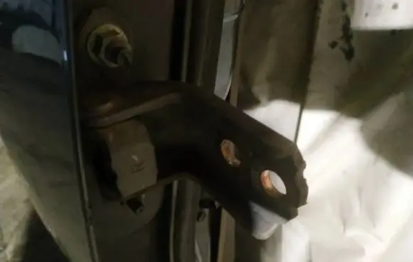 Nissan Quest Front door upper hinge