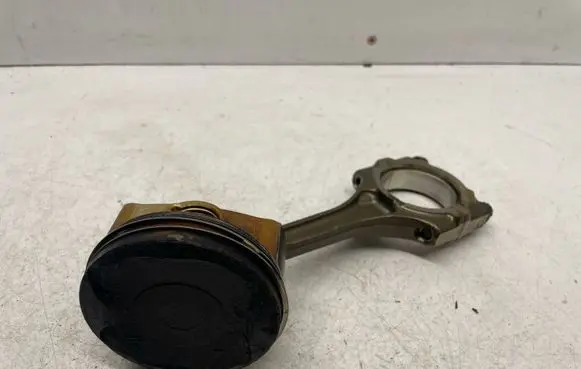 Toyota Auris E180 Piston with connecting rod 