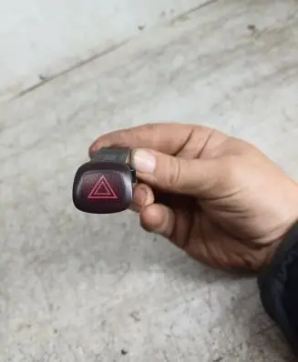 Volvo XC90 Hazard light switch 9168302 03W402