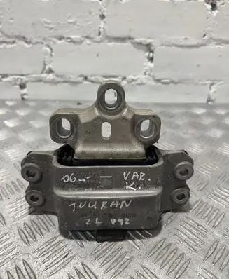 Volkswagen Touran I Engine mount bracket 1K0199555