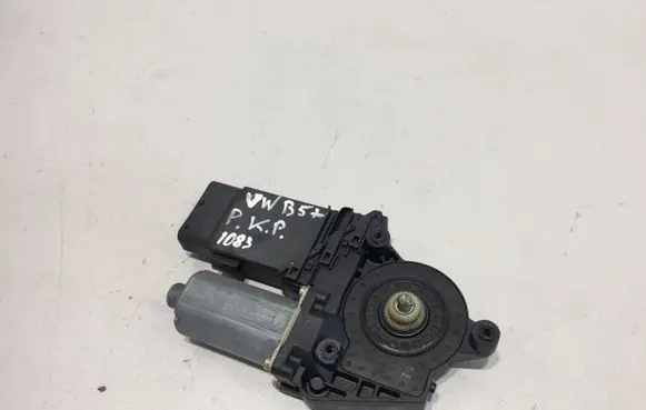 Volkswagen PASSAT B5.5 Front door window regulator motor 0130821695