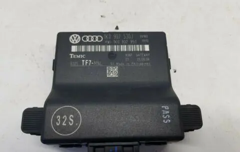 Audi A3 S3 8P Gateway control module 1K0907530J