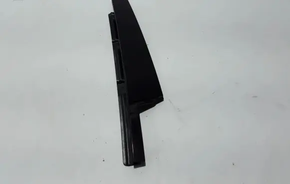 Volkswagen Touareg III Front door glass trim molding 760837901