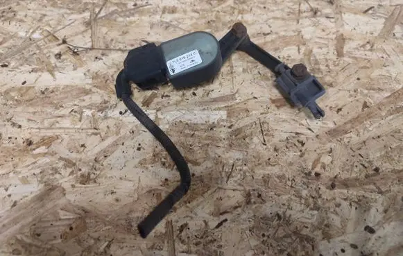 Headlight/headlamp level sensor