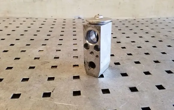 Nissan X-Trail T31 Air conditioning (A/C) expansion valve 