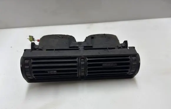 BMW 5 E34 Dash center air vent grill 8390314 6422 S28490