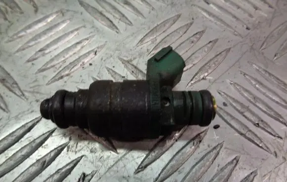 Volkswagen Golf IV Fuel injector 037906031A