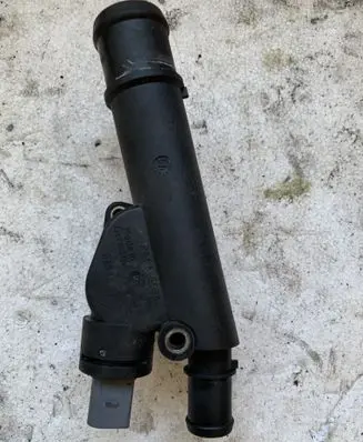 Volkswagen Touran I Engine coolant pipe/hose 038121132G