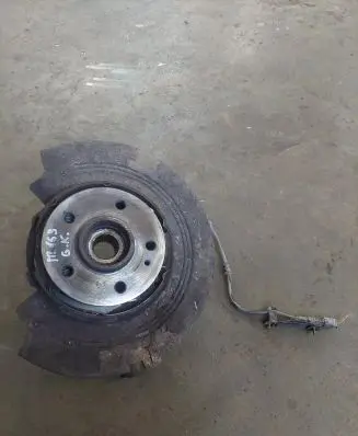 Rear wheel hub spindle/knuckle