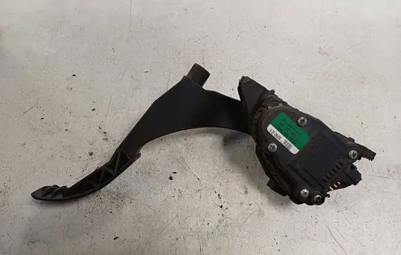 Accelerator throttle pedal