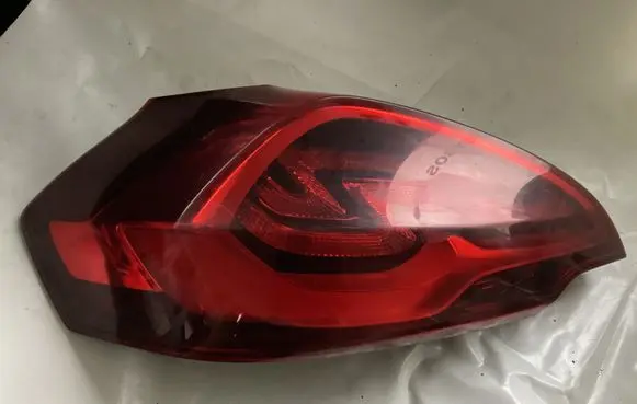 Tailgate rear/tail lights