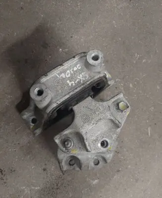 Suzuki SX4 S-Cross Engine mount bracket