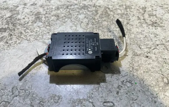 Volkswagen Golf VI Aerial antenna amplifier 5M0035570B 7617310031
