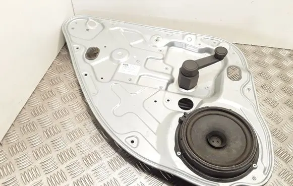 Rear door manual window regulator