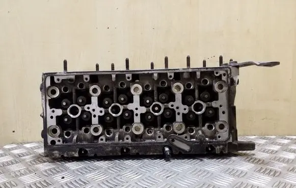 Volkswagen PASSAT B8 Engine head 04L103373E